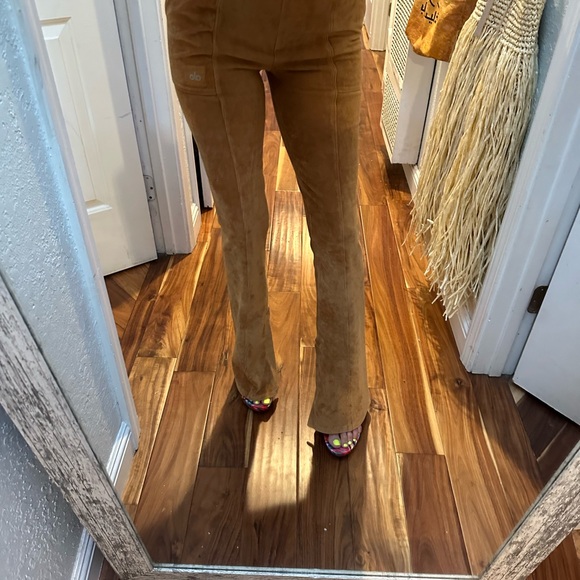 ALO Yoga Camel Flare Pants s cords - Picture 8 of 16